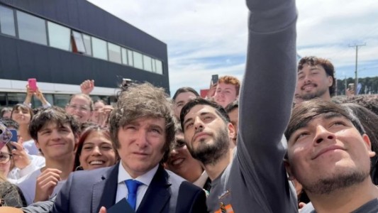 Milei hizo una caravana por el centro de Mendoza y pidió no "volver al modelo comunista que nos fundió"