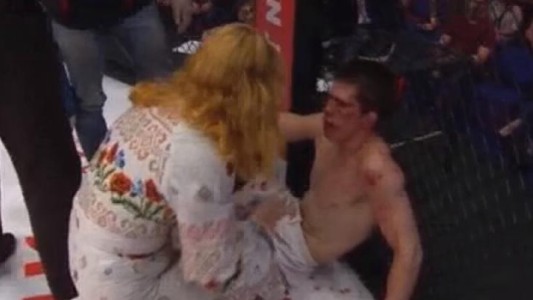 Sufrió un brutal nocaut y tras la pelea su madre lo abofeteó en el rincón