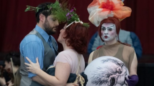 "Dido y Eneas", una ópera de emergencia que se ensayó escudos policiales, vallas y gas pimienta