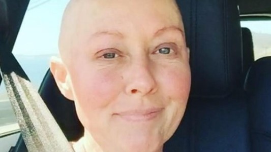 Video: la estrella de Beverli Hills 90210 cuenta su batalla contra el cáncer