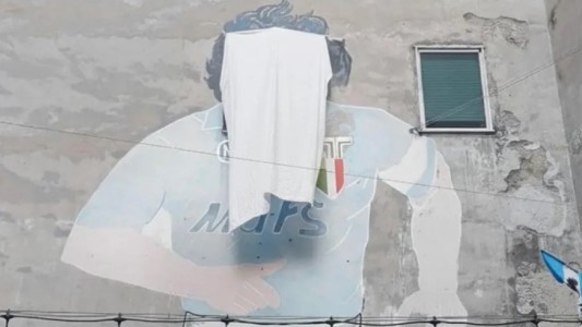 Comerciantes taparon la cara de Maradona en el famoso mural de Nápoles