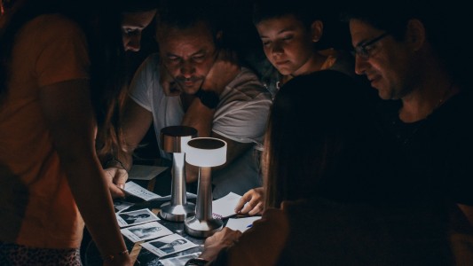 "¿Quién asesinó a Beatriz?": la primera obra inmersiva que combina el teatro y el mundo de las salas de escape