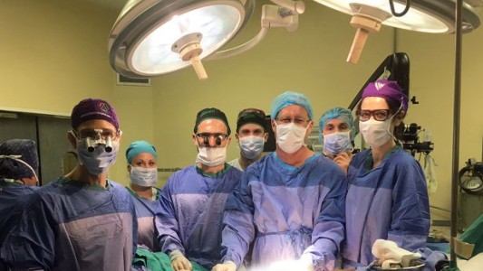 Un hombre negro recibió un trasplante de pene de un donante blanco