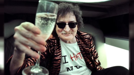 Fanáticos de Charly García se convocan en la puerta de su casa para celebrar su cumpleaños