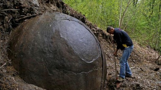 Misterio por la enigmática roca redonda que atrae miles de turistas en Bosnia
