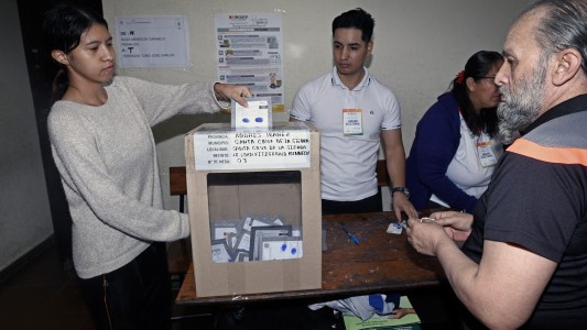 Bolivia cierra votaciones de balotaje para elegir a su próximo presidente