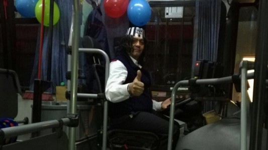 El chofer que convirtió el colectivo en un salón de fiestas para celebrar su cumpleaños