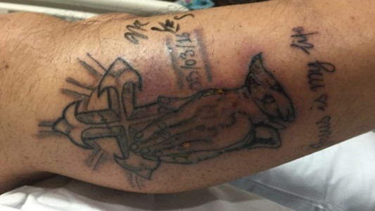 Se tatuó, se metió en el mar y se murió