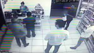 Video impactante: entró a robar a una farmacia, todos los clientes eran policías y lo mataron