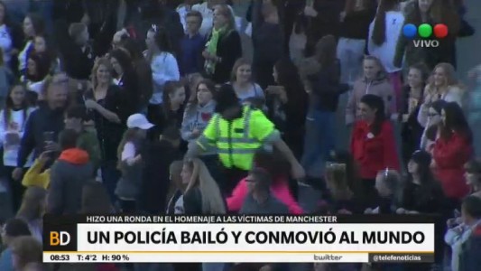 Video: policía sorprende al bailar con niños durante el concierto de Ariana Grande