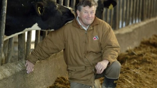 El perro de un millonario británico le dio marcha a un tractor y aplastó a su dueño