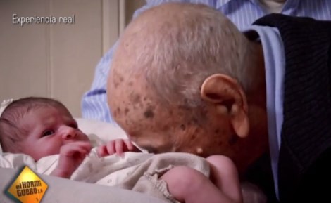 Video: el tierno mensaje de un hombre de 112 años a una bebé recién nacida