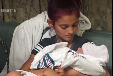 Fotos emocionantes: la nena de 12 años que ayudó en el parto de su hermano