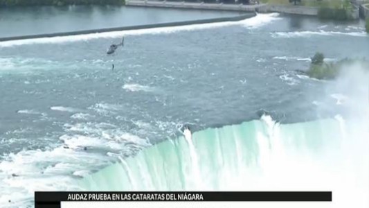 Colgada de los dientes en las Cataratas de Niágara