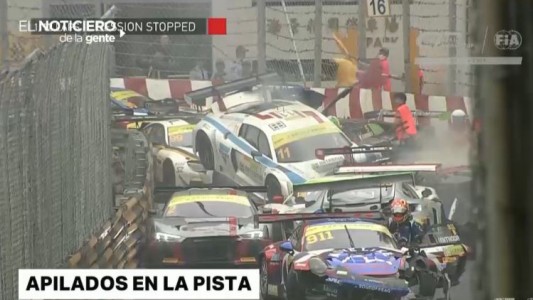 Dieciséis autos pilados en la pista