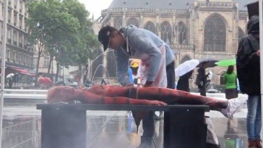 Un grupo de veganos hizo un "asado humano" en París para protestar por el consumo de carne