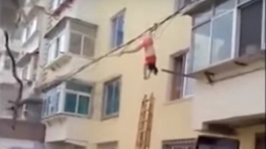 Terror en China: una mujer se cayó por la ventana y quedó colgada de cables de electricidad