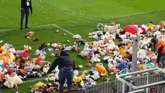 Suspendieron un partido de fútbol por una lluvia de ositos de peluche