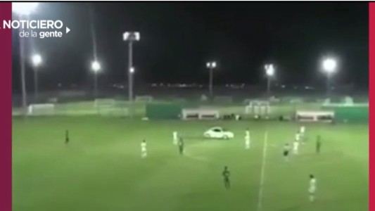 Video: un auto en medio de un partido