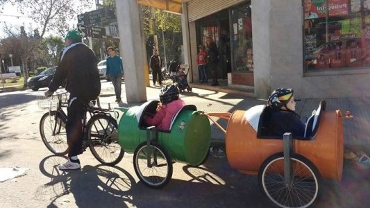 El abuelo del año vive en Venado Tuerto y es el inventor de la "bici-trencito"