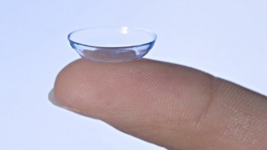 Médicos encontraron 27 lentes de contacto en el ojo de una mujer