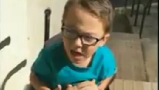 Tiene cinco años,  parálisis cerebral y donó sus ahorros para la investigación de una enfermedad rara de otro nene