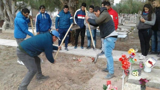 La familia que llegó al cementerio y tuvo que cavar la fosa de su ser querido