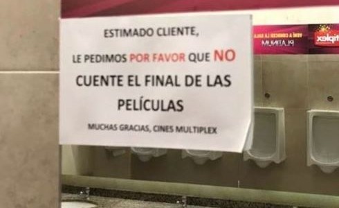 El curioso cartel contra el spoileo que colgaron en el baño de un cine