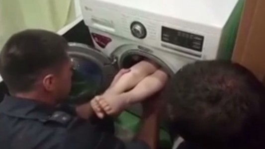Video: así rescataron a un nene que quedó atrapado en un lavarropas