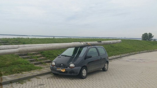 Detuvieron al conductor de un auto que llevaba postes de luz robados