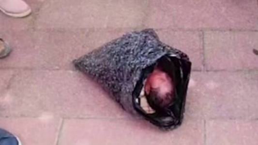 Detuvieron a una mujer por intentar mandar por correo a su beba al orfanato