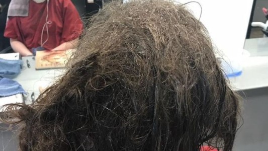 La peluquera se negó a rapar a una joven deprimida por su pelo y le devolvió la sonrisa