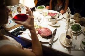 La increíble reacción de un restaurante al pedido de postre de una pareja gay en una cena romántica