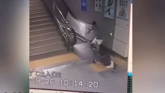 China: la tierra se 'tragó' a una mujer que iba a subir a una escalera mecánica