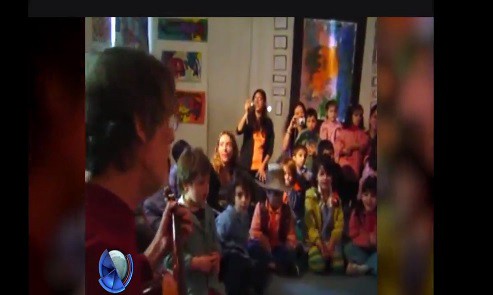 Un video del Flaco Spinetta cantando con chicos de jardín