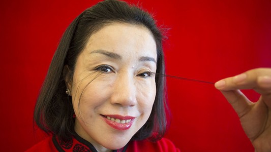 La historia de la mujer con las pestañas más largas del mundo