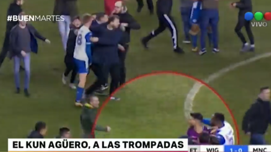 El Kun Agüero, a las trompadas