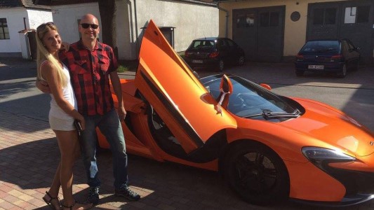 Un burro confundió un auto de alta gama naranja con una zanahoria e intentó comérselo