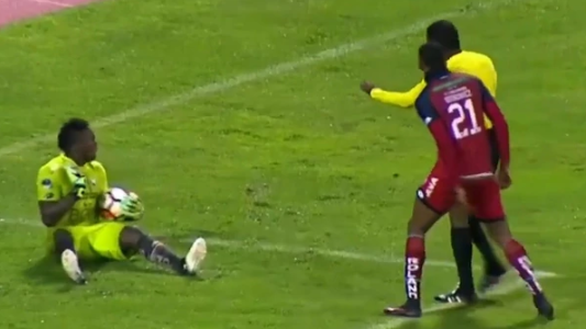 Insólito: un arquero fingió una agresión del árbitro tras recibir una tarjeta amarilla