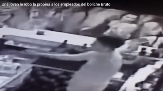 Video: Así se roba una joven las propinas en un boliche de Mar del Plata