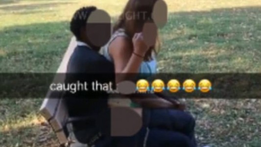 Video escándalo: filmaron a una pareja teniendo sexo en una plaza de Estados Unidos