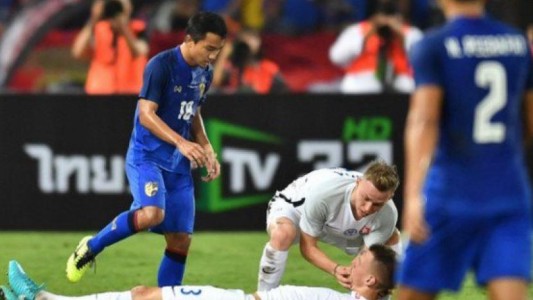 Dramático video: futbolista salvó a su compañero de tragarse la lengua