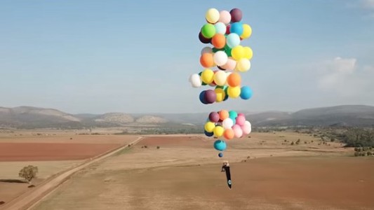 El inglés que imitó la película "Up" y voló con 100 globos de helio