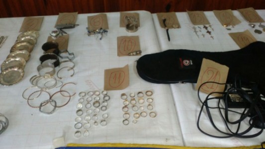 Una mujer reclama las joyas de oro pescadas por un hombre en el río Uruguay