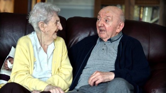 Una mujer de 98 años se mudó a una residencia para cuidar a su hijo de 80