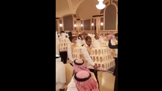 Polémica por una boda en la que todos los invitados recibieron un iPhone 8 como souvenir