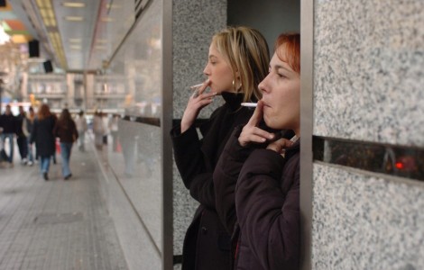 Una empresa compensa con seis días más de vacaciones a sus empleados no fumadores