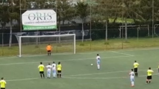 El noble gesto de un jugador juvenil italiano al patear un penal