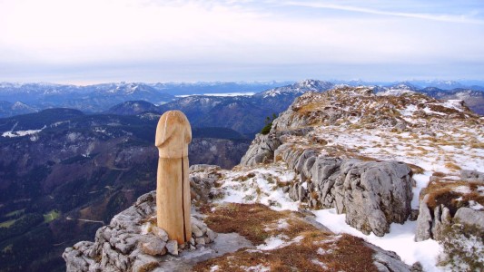 La escultura de un pene gigante apareció en la cumbre de una montaña austríaca