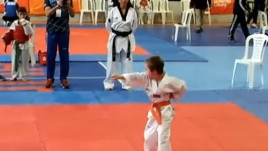 El pequeño taekwondista con Síndrome de Down que necesita contrincantes